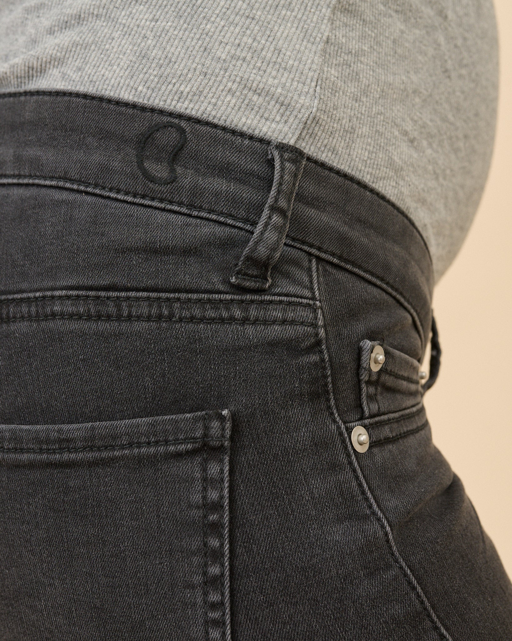 01 Straight Fit - Faded Black