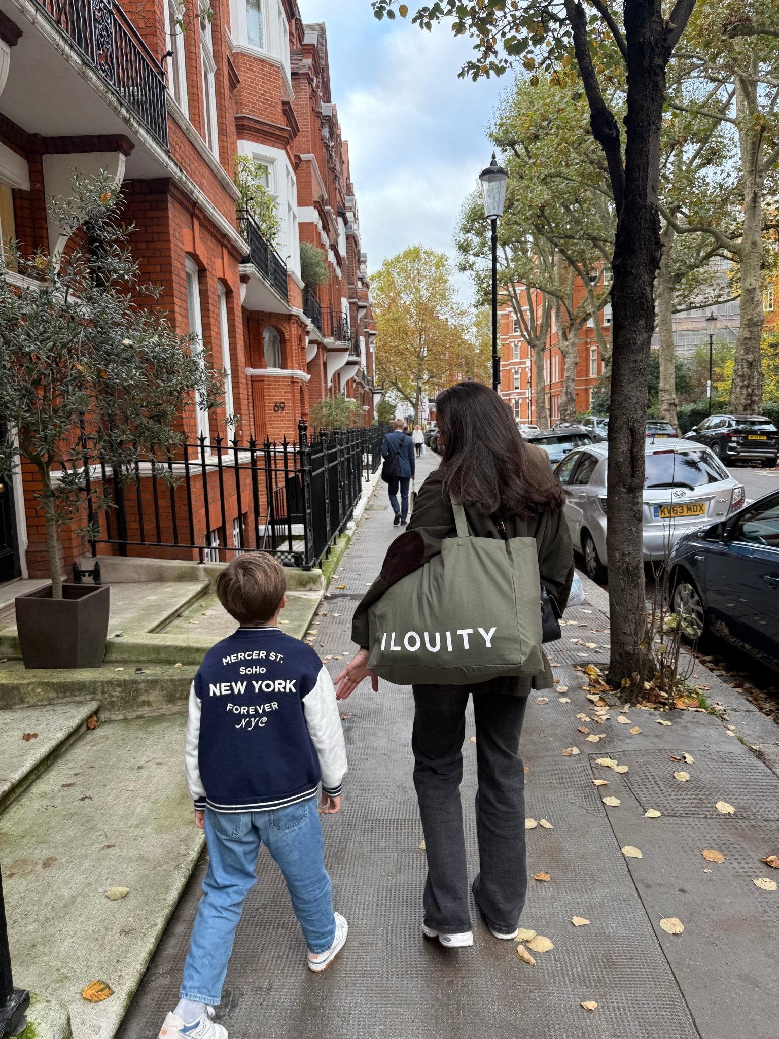 The Ultimate Shopper Tote  on the go - Ilouity